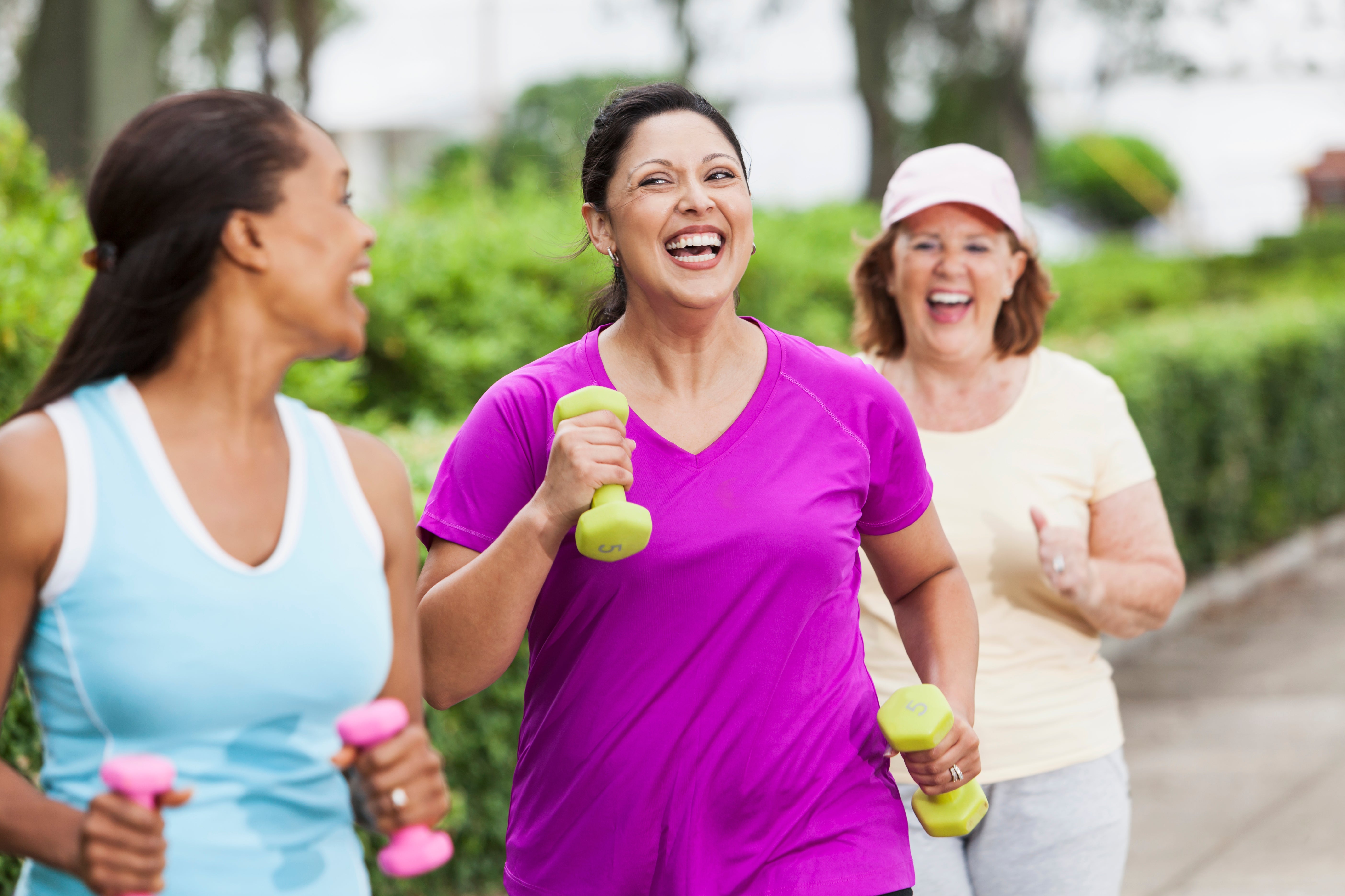 Плотный активный. Здоровая женщина. Активная женщина. Физическая активность женщин. Женщина активный образ жизни.